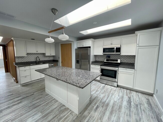 Building Photo - 777 S Main St