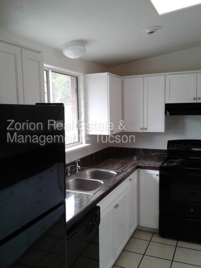 Building Photo - 3020 N. Balboa Avenue #8