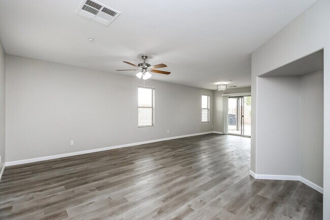 Building Photo - 2707 E Bart St