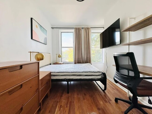 Building Photo - Furnished room/NOT APARTMENT