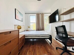 Building Photo - Furnished room/NOT APARTMENT