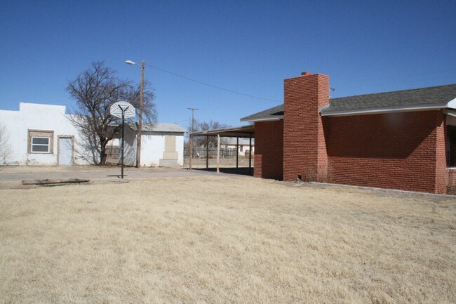 Building Photo - LARGE COUNTRY HOME NEAR ENMU