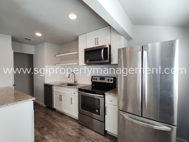 Foto del edificio - Updated home ready for move in