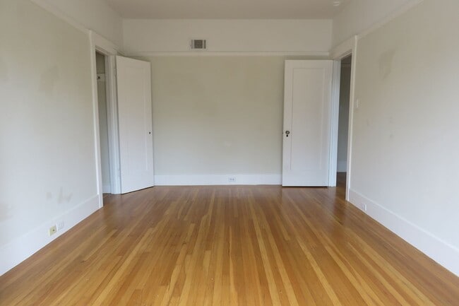 Building Photo - 706 28th Ave