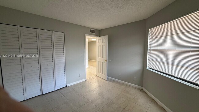 Foto del edificio - 4010 Lakeside Dr