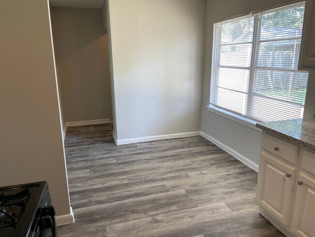 Breakfast Area - 3515 Meadowlake Rd