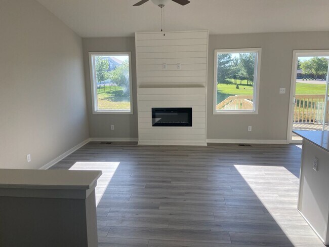 Foto del edificio - Luxury Newer Construction Home with Attach...