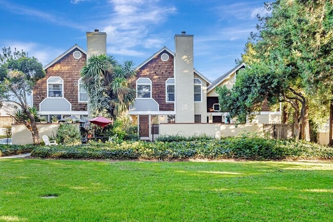 Building Photo - Elegant 3-Bedroom Home with Modern Upgrade...