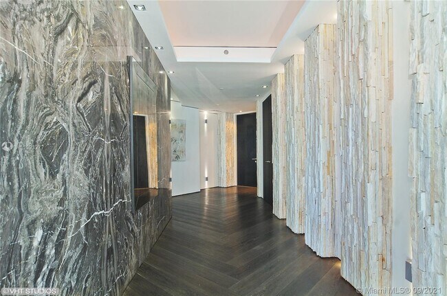 Building Photo - 1425 Brickell Ave