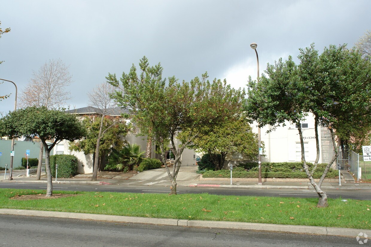 Foto del edificio - 1337-1347 University Ave