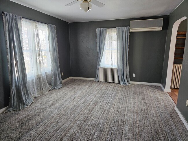 Foto del edificio - Triplex Main