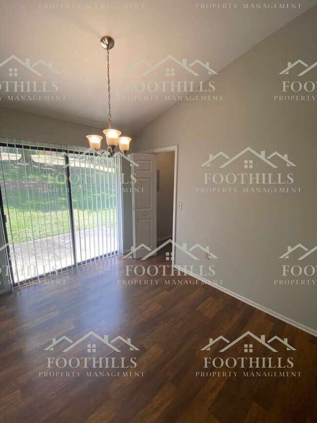 Building Photo - 3 Bedroom 2 Bath Single Family Home Off Ce...