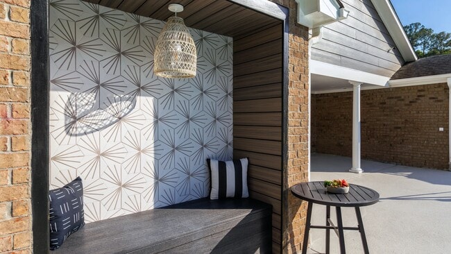 Disfrute de nuestra terraza estilo centro turístico desde nuestro exclusivo salón junto a la piscina. - The Grays at Old Town