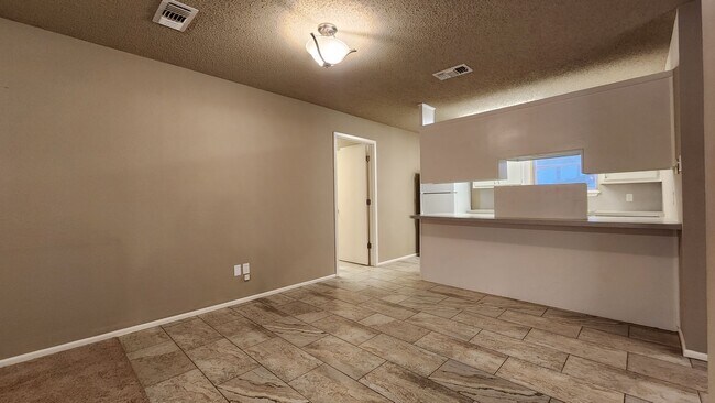 Foto del edificio - FOR LEASE - 2/2/1  - NORTH LUBBOCK