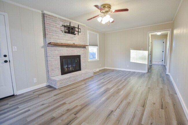 Building Photo - Pet Friendly Three Bedroom with Basement~