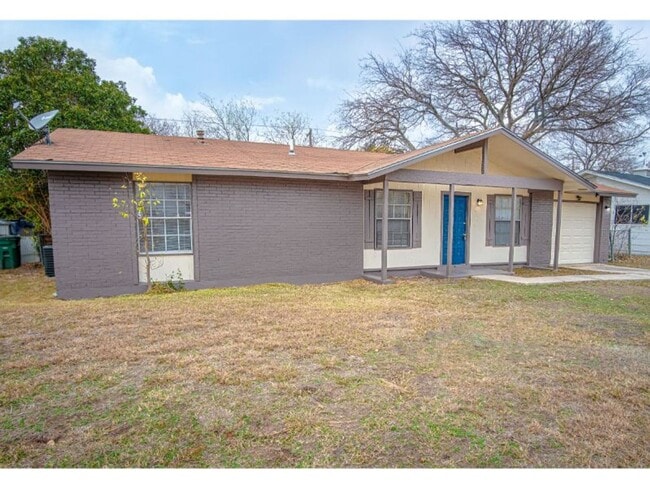 Building Photo - Convenient 4-Bedroom Stay Near Downtown & Attractions!