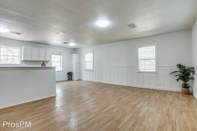 Building Photo - 3 br, 2 bath House - 441 W Lloyd St.