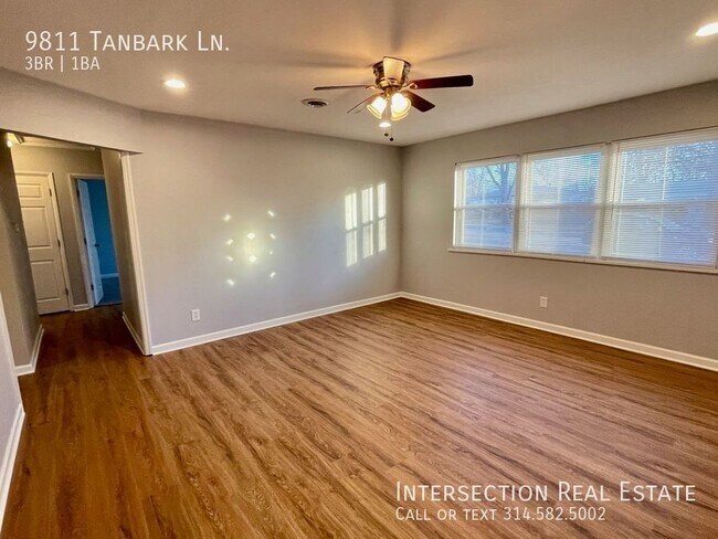 Foto del edificio - 9811 Tanbark Ln
