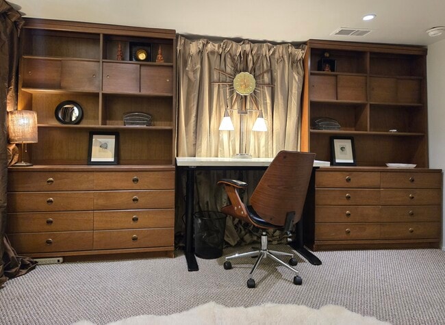 Escritorio para sentarse, toneladas de almacenamiento - 130 S Cortez St