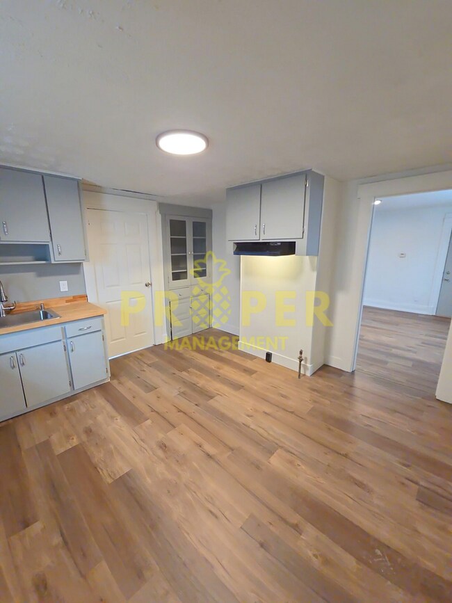 Foto del edificio - Charming 3-Bedroom, 1.5-Bath Home with Cor...