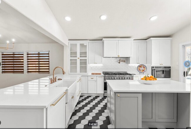 Foto del edificio - WOW! Single Story-Salt Water Pool-Chef Kitchen!  Need I say MORE...!  Please read ad for viewings!