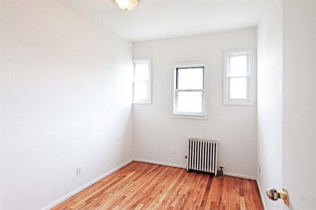 Building Photo - 94 Diamond St