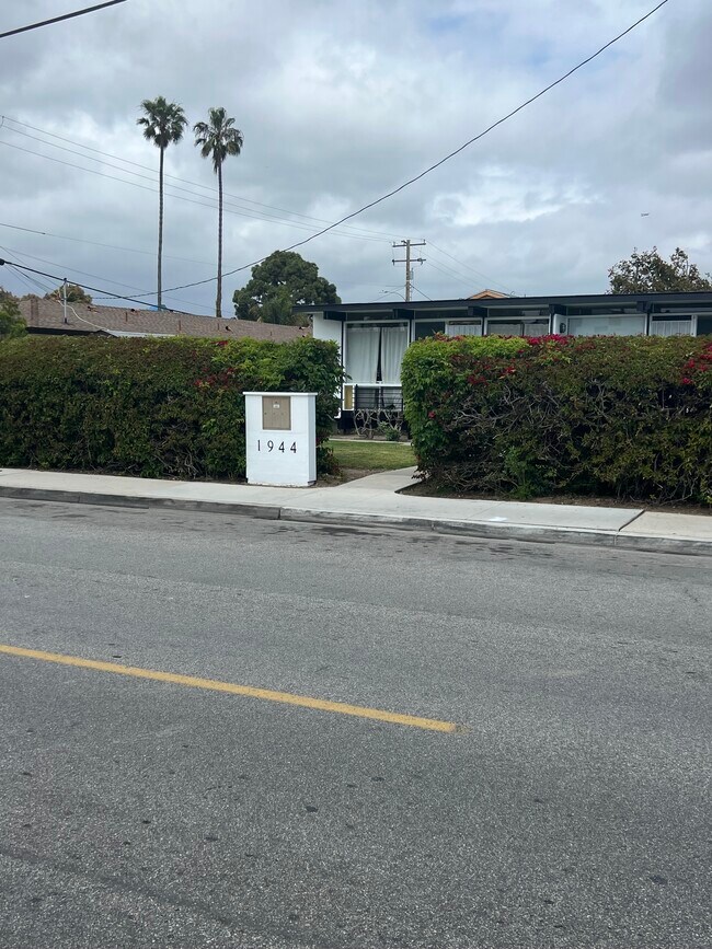 Street view - Hiding behind hedge - 1944 Maple Ave