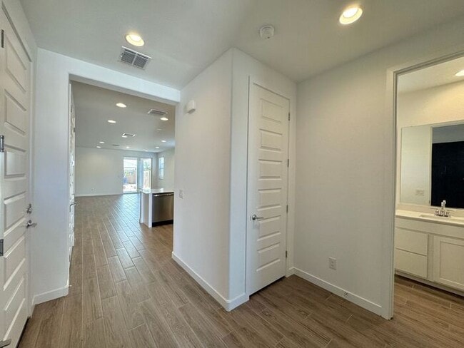 Building Photo - MOVE IN SPECILAS!! ONE MONTH RENT FREE!! New 5-Bedroom Home in Phoenix with Upgrades & Resort-Sty...