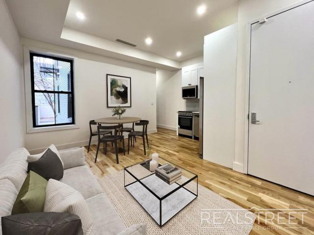 Foto principal - 3 bedroom in BROOKLYN NY 11213