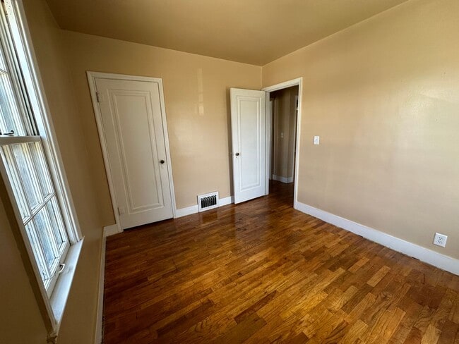 Building Photo - Two bedrooms, One and half bathroom, one c...