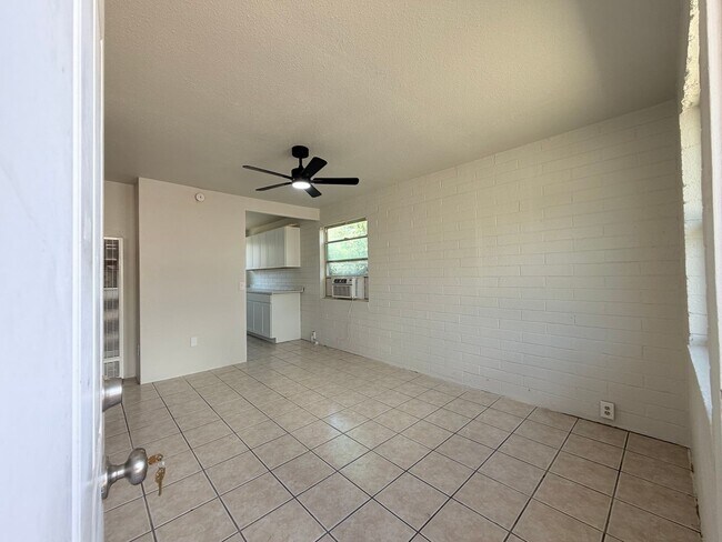 Foto del edificio - NEWLY REMODELED 2BR/1BA 610 sq.ft. rental in Bisbee, AZ