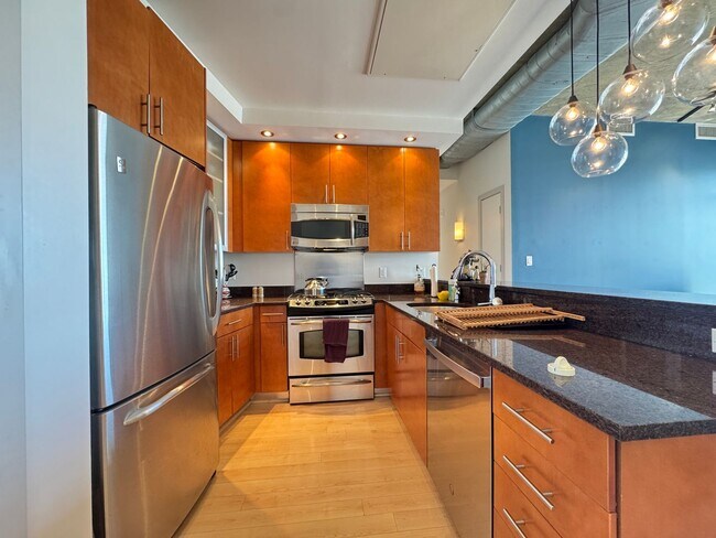 Foto del edificio - Sun-filled 2 Bed 2 Bath Condo In Vibrant Columbia Heights