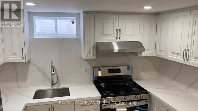 Building Photo - 15 Beacham Crescent