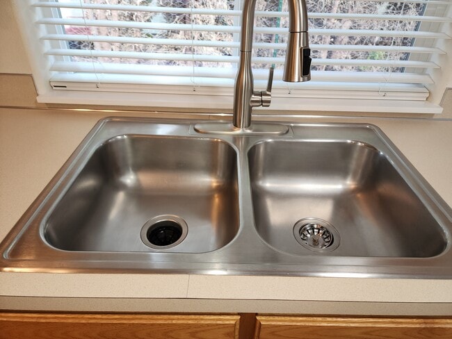 Building Photo - 942 W Olympic St