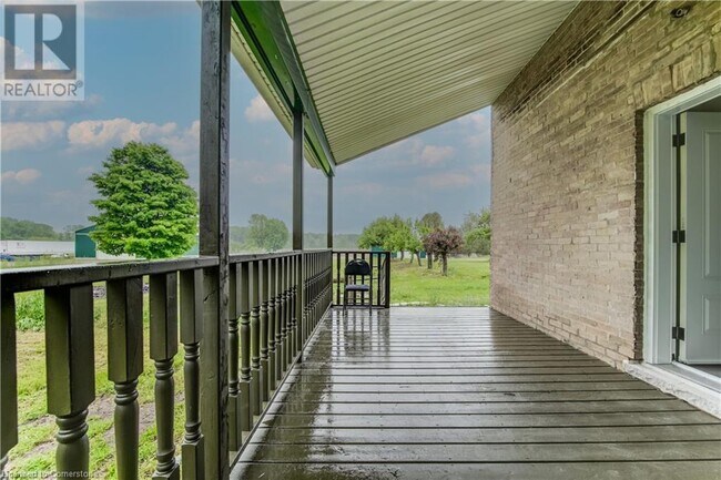Photo du bâtiment - 826396 Township Rd 8