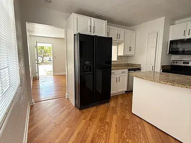 Foto del edificio - Charming Centrally Located Home | Wood Floors + Fenced Yard