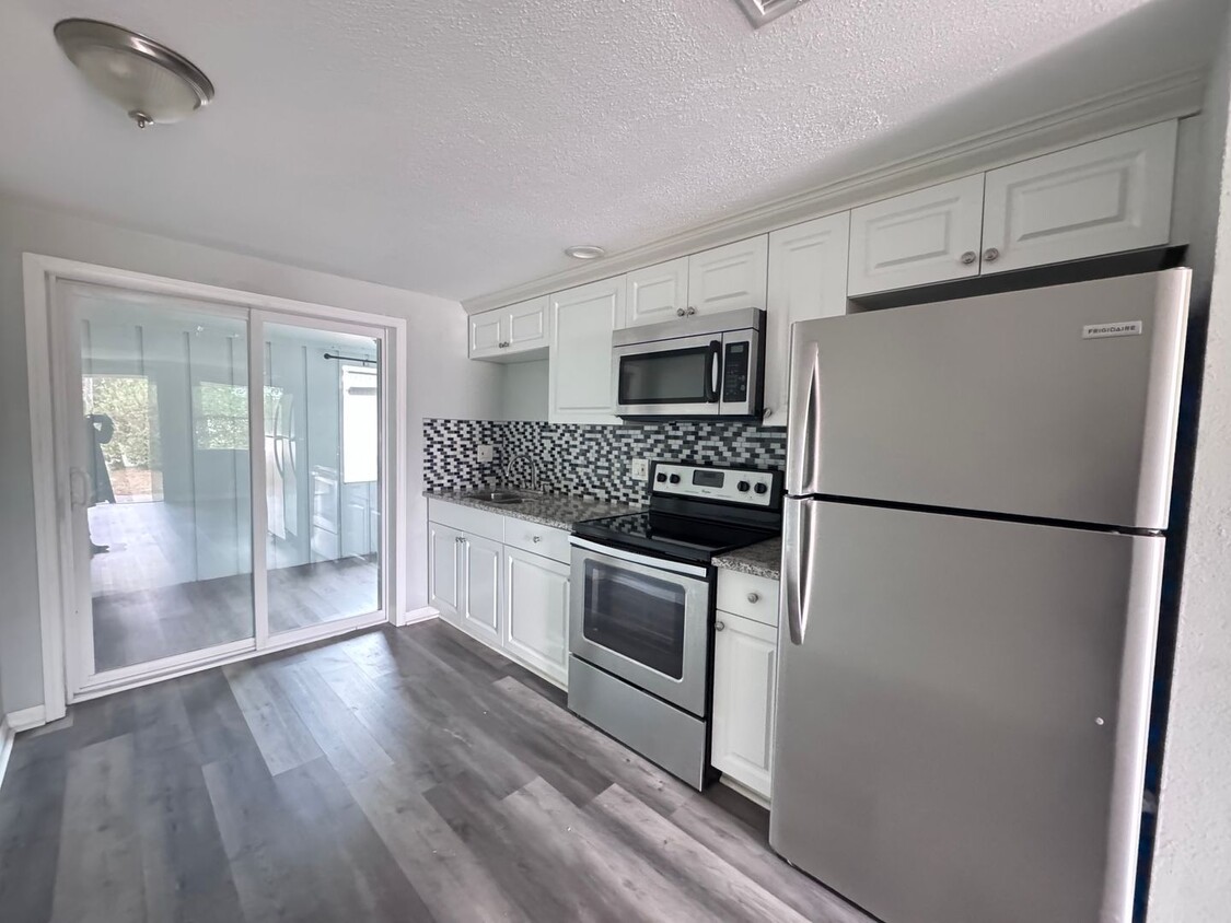 Foto principal - 2 Bedroom 1 Bath Duplex with Washer/Dryer!...