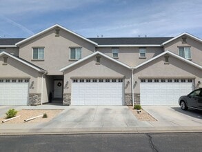 Building Photo - 173 E Fiddlers Canyon Rd