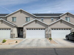 Building Photo - 173 E Fiddlers Canyon Rd