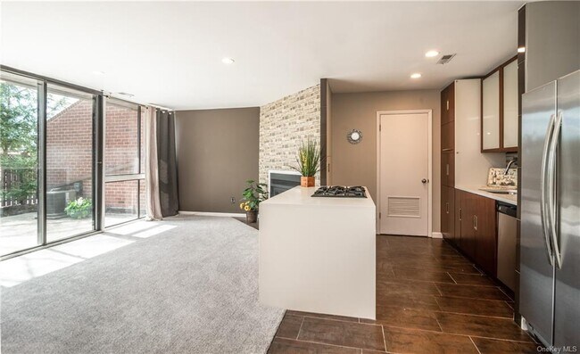 Foto del edificio - 150 N Bedford Rd