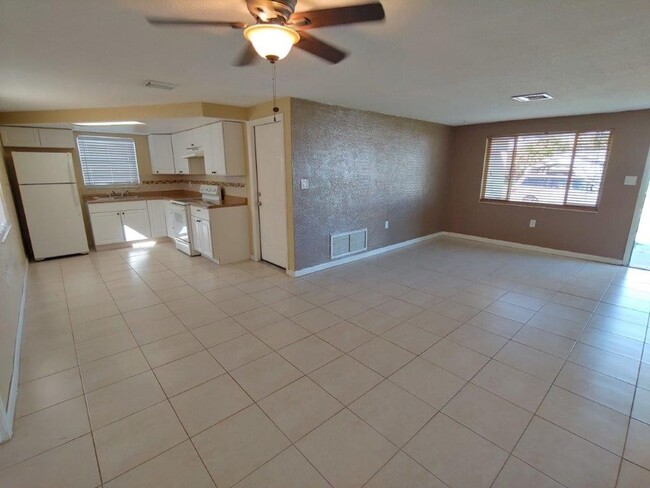 Building Photo - Gorgeous 3/2/1 1200 Sq. Ft. with fenced ya...