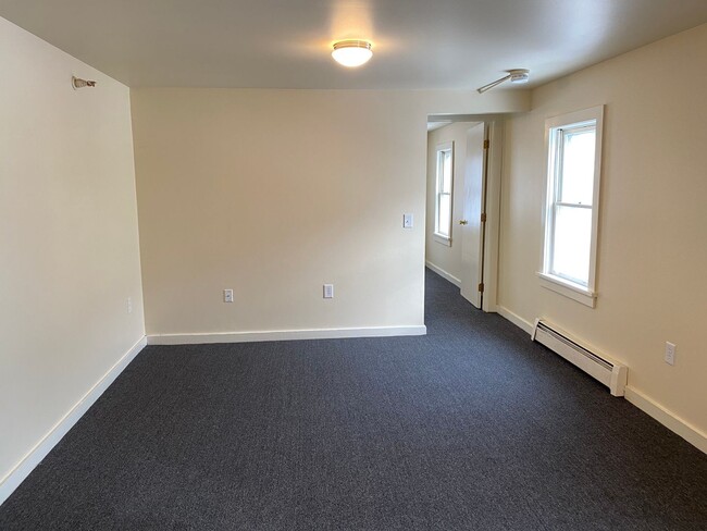 Building Photo - 1 Bedroom Apartment on the Vibrant Winooski Circle Available NOW!