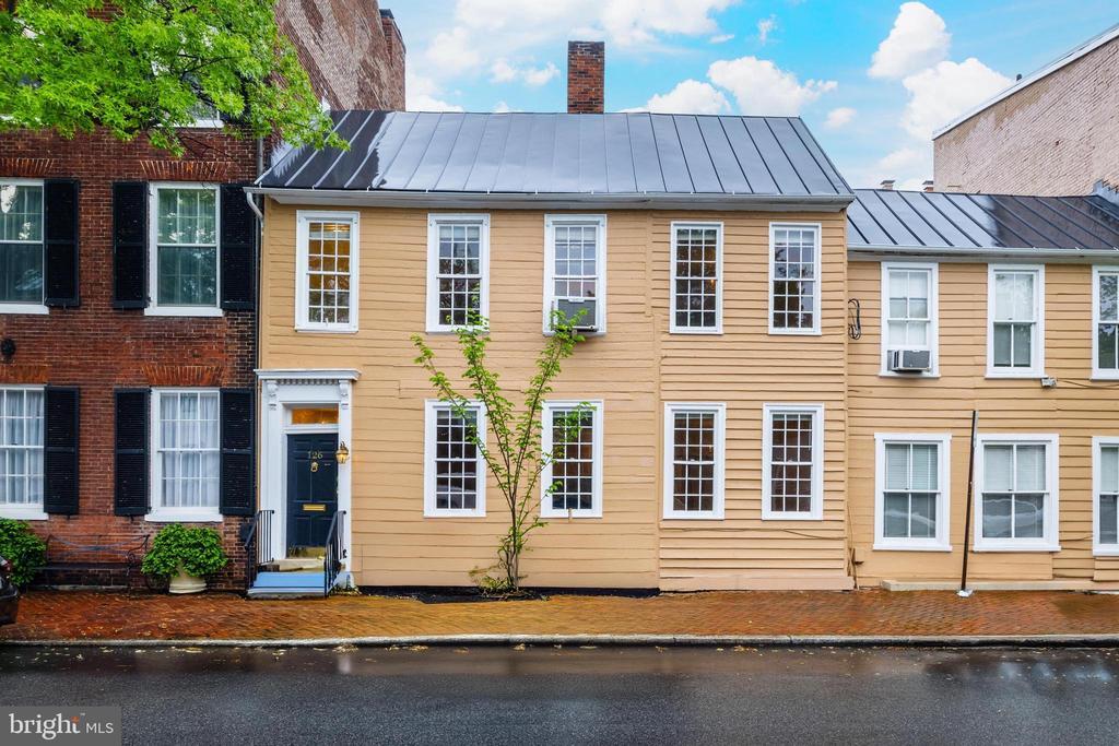 Foto principal - 126 S Fairfax St