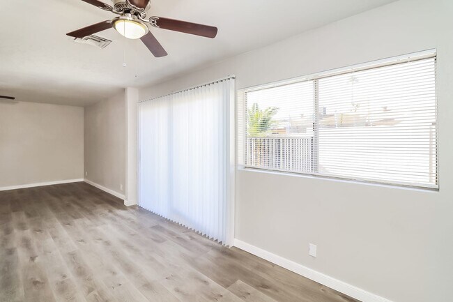 Foto del edificio - 7646 W Mackenzie Dr