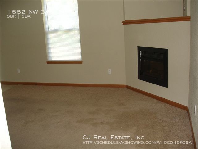 Building Photo - 1662 NW Garrett Dr