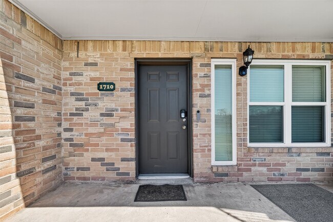 Foto del edificio - 1710 Good Day Dr
