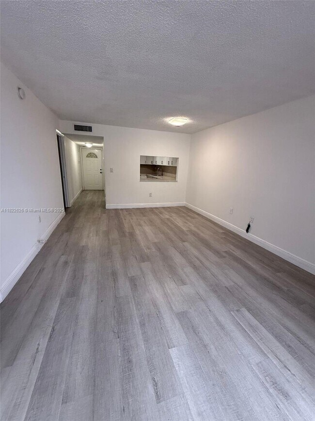 Building Photo - 10000 NW 80th Ct