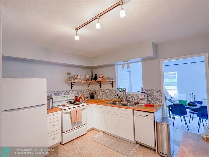 Primary Photo - 1410 NE 17th Ct