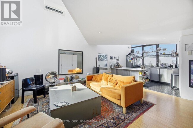 Building Photo - 1024 Queen St W