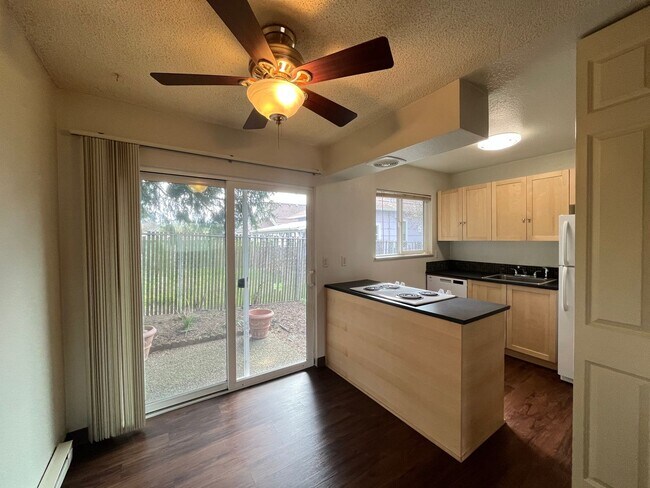 Building Photo - Charming SE 2 Bed 1 Bath Duplex - Private ...